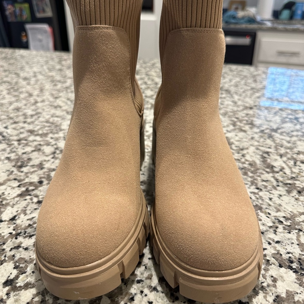 Never Worn Women's Size 8 Tan Platform Ankle Booties